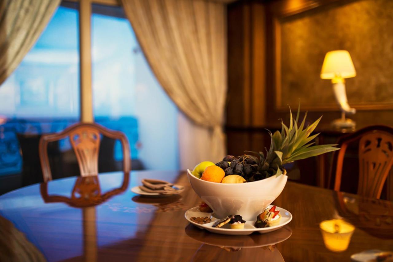 亚历山大托里普酒店 亚历山大港 外观 照片 A balcony in a suite